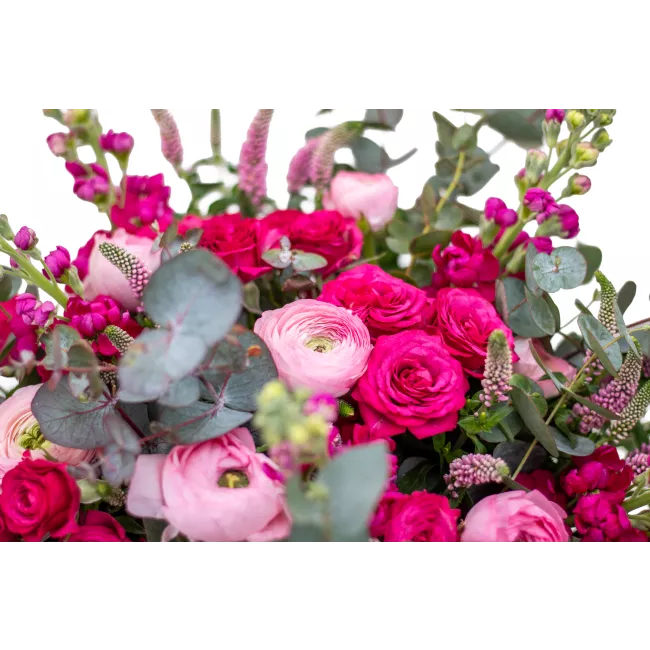 kytice trsových růží, ranunculusu a mathiol